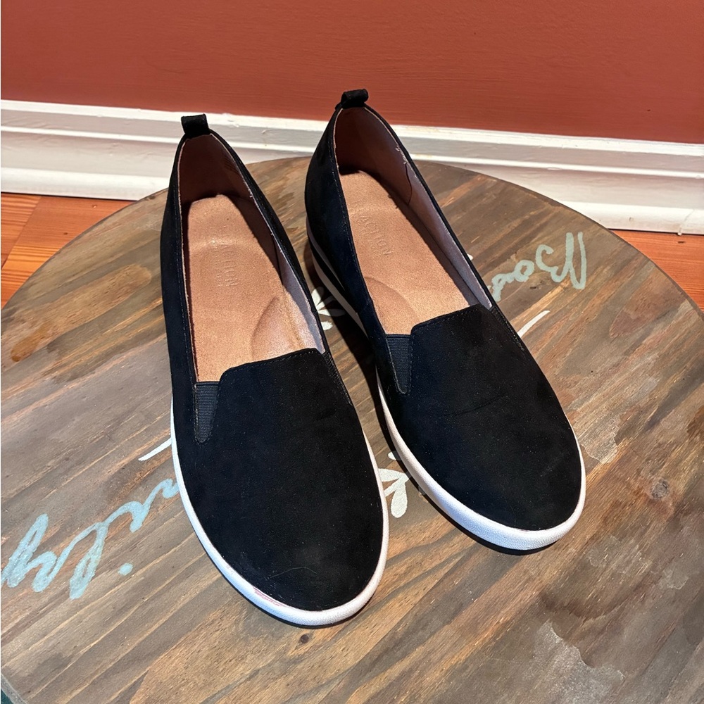 Reaction Kenneth Cole Women’s Black Suede Fabia Double Gore Slip On, Size 6.5 - Picture 3 of 12